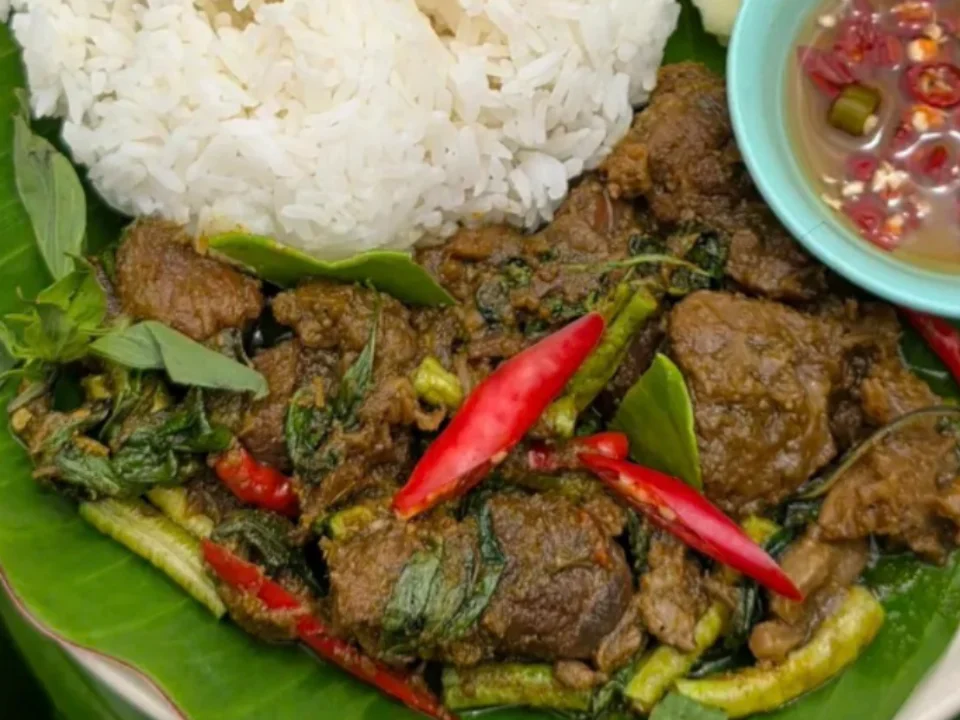 ข้าวเขียวหวานแห้งเนื้อตุ๋น