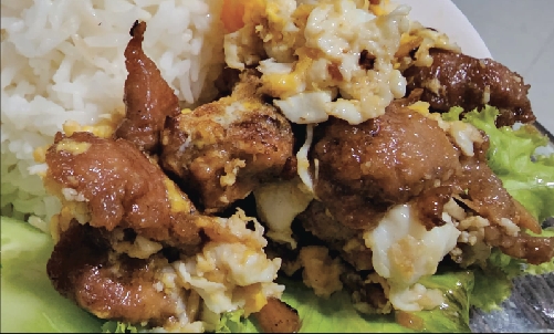 ข้าวหมูกระเทียมคั่วไข่