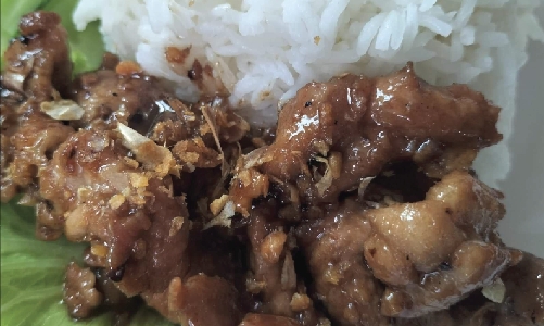 ข้าวหมูผัดกระเทียม