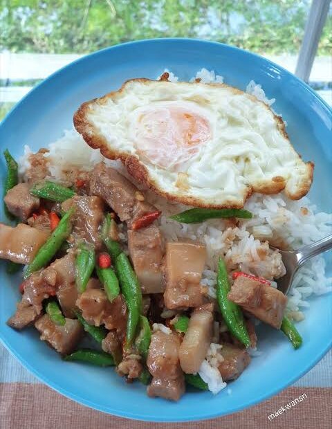 ข้าวหมูสามชั้นผัดกะปิ