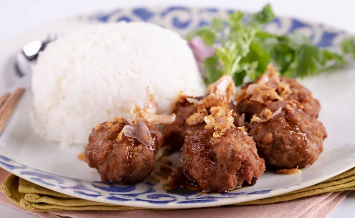 ข้าวหมูก้อนทอดกระเทียม