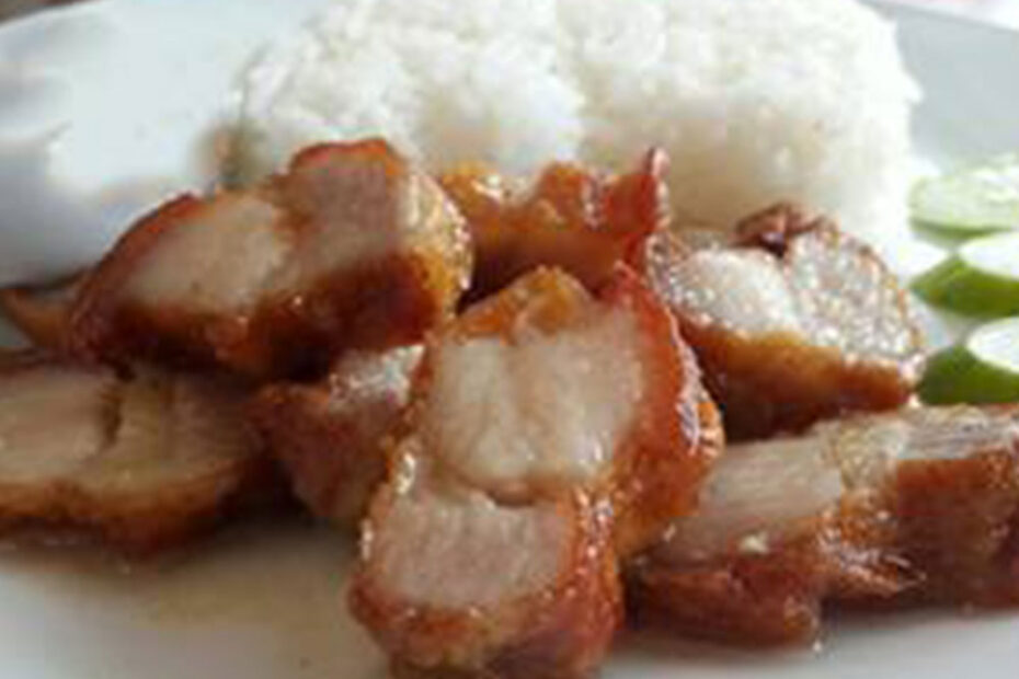 ข้าวหมูสามชั้นทอดน้ำปลา