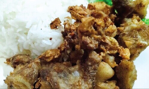ข้าวกระดูกอ่อนทอดกระเทียม