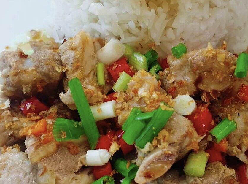 ข้าวกระดูกอ่อนผัดพริกเกลือ