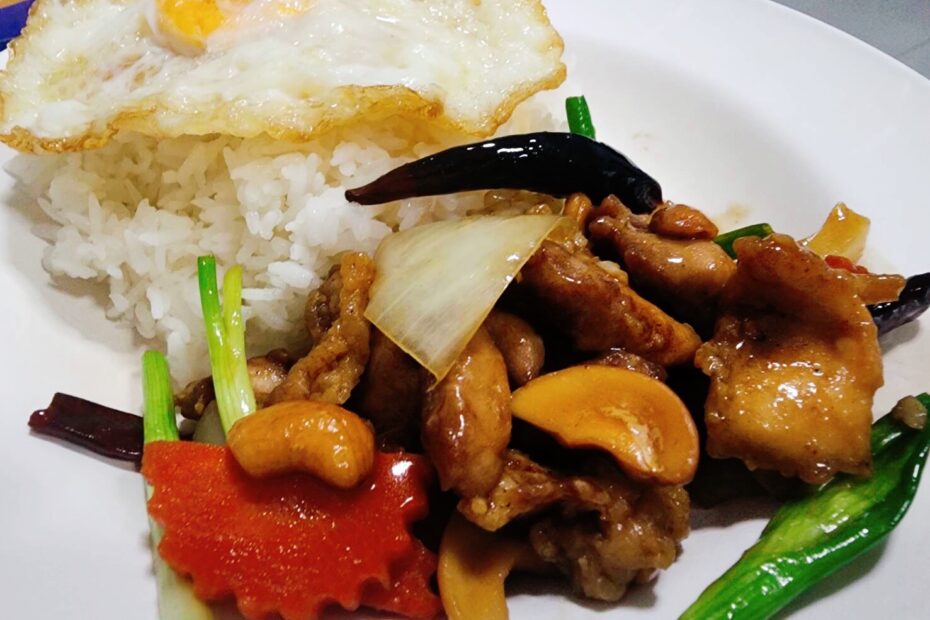ข้าวไก่ผัดเม็ดมะม่วง