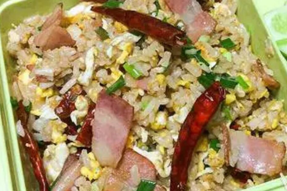 ข้าวผัดเบคอนพริกแห้ง