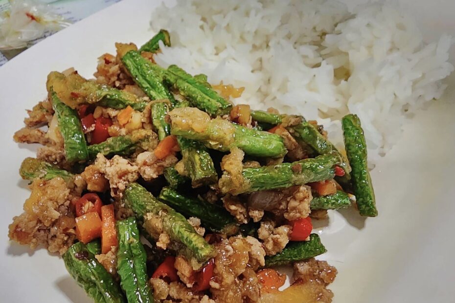 ข้าวราดหมูเหลาถั่ว