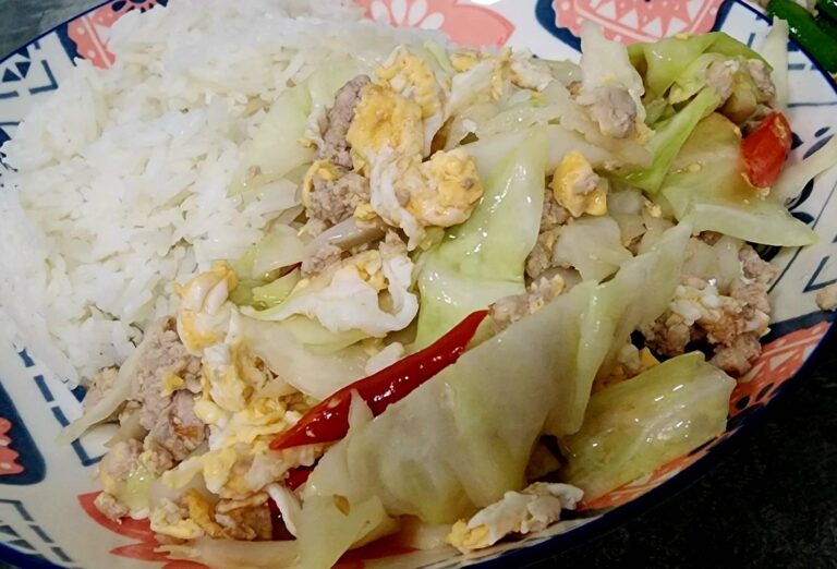 กะหล่ำปลีผัดไข่ใส่หมู