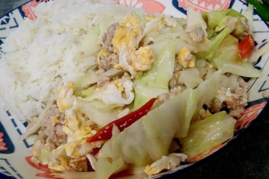 ข้าวกะหล่ำปลีผัดไข่ใส่หมูสับ