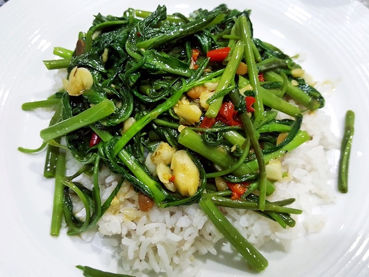 ข้าวผักบุ้งไฟแดง