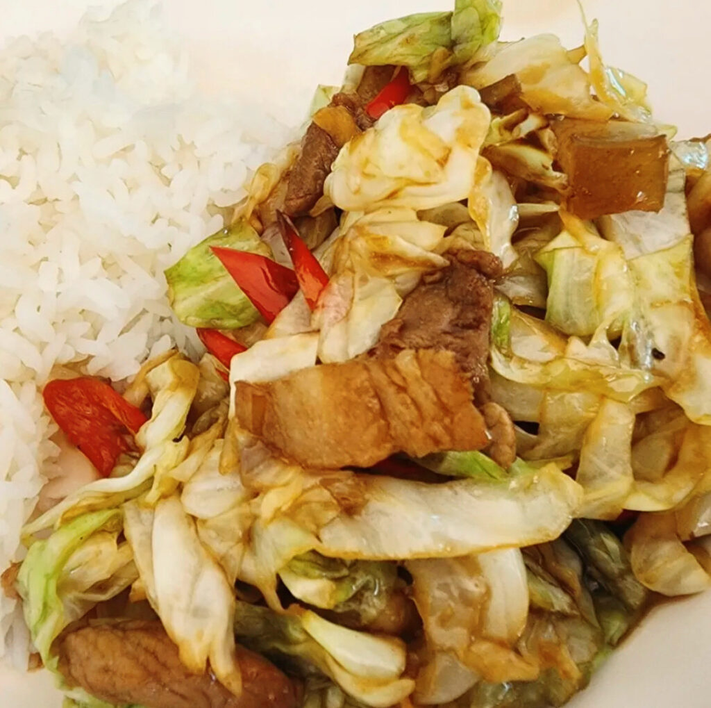 ข้าวกะหล่ำปลีผัดหมู