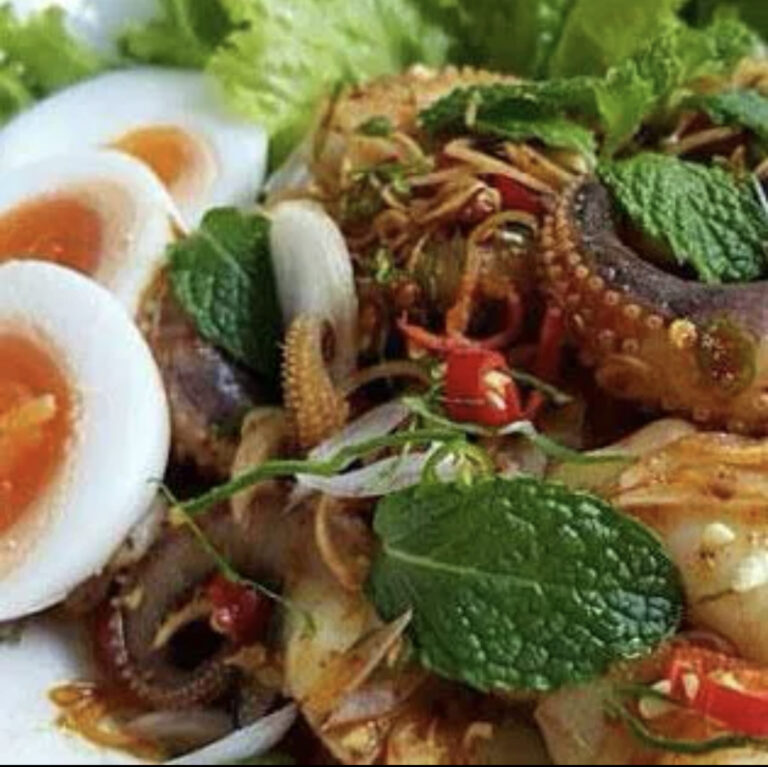 พล่าปลาหมึกไข่ต้ม