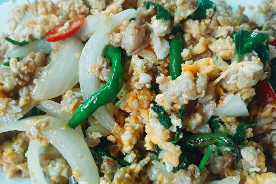 ข้าวไข่คั่วกะเพราหมูสับ