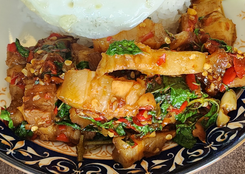 ข้าวกะเพราหมูสามชั้น
