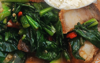 ข้าวคะน้าหมูกรอบ