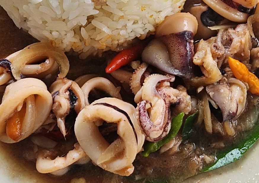 ข้าวราดปลาหมึกผัดกะปิหวาน